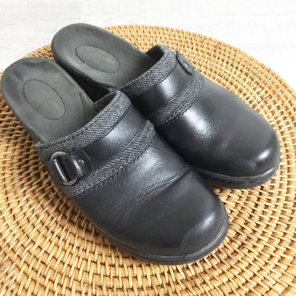 Clarks Slip On Shoes Size 7.5 Black Womens